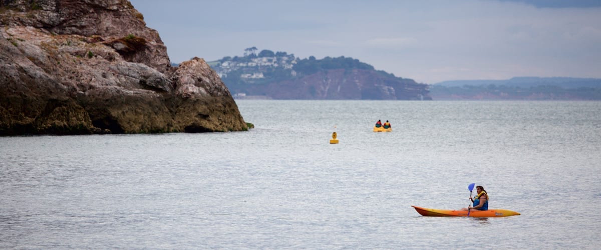 Babbacombe Beach featuring yleiset rantanäkymät ja kajakkimelonta tai melonta