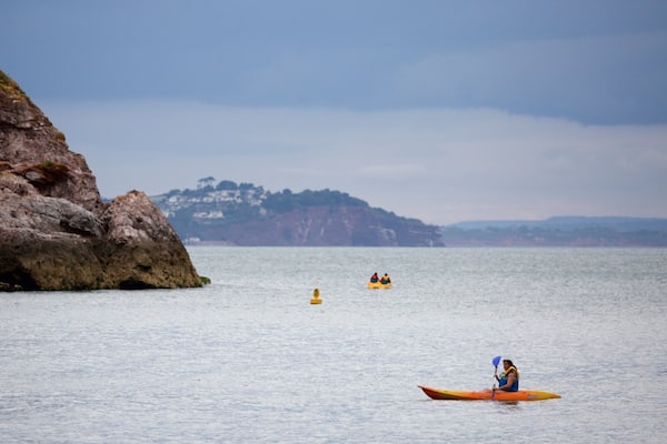 Babbacombe Beach das einen Kajak- oder Kanufahren und allgemeine Küstenansicht