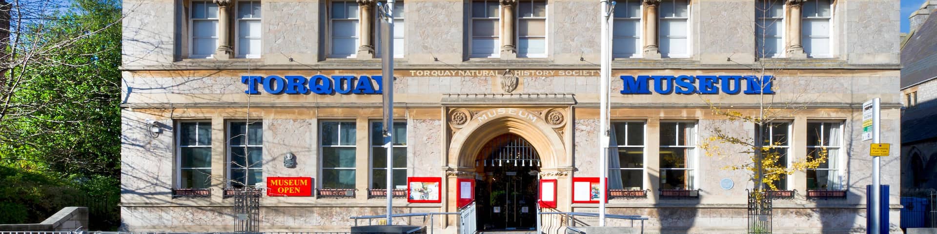 H6NK26 Torquay Museum, front elevation and main entrance against a clear blue sky