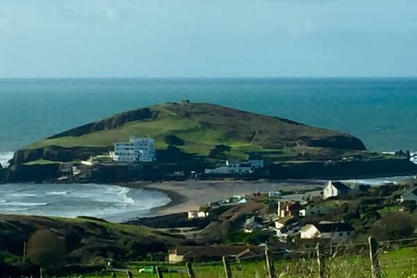 A beautiful 26 acre private island in Devon England overlooking Bigbury on Sea. When the tide is out access provided by Land Rovers and when the tide is in sea tractors!
Great place for lunch .
#Green
#England #Devon #UK