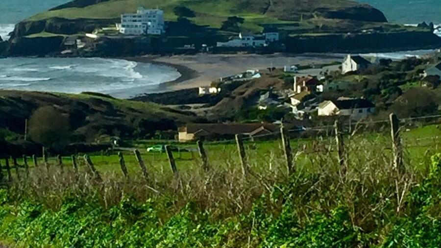 A beautiful 26 acre private island in Devon England overlooking Bigbury on Sea. When the tide is out access provided by Land Rovers and when the tide is in sea tractors!
Great place for lunch .
#Green
#England #Devon #UK