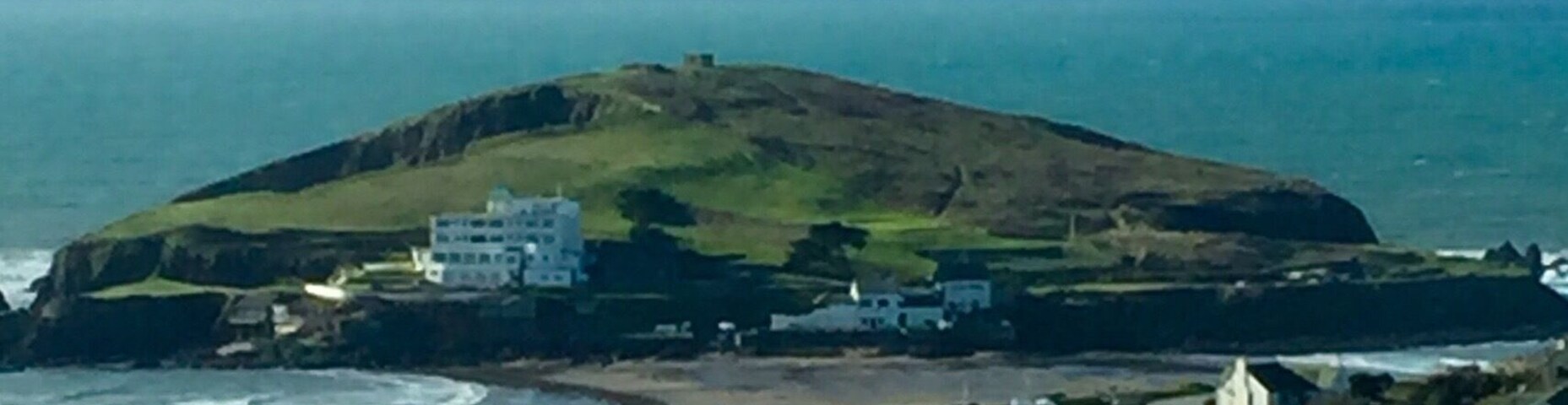 A beautiful 26 acre private island in Devon England overlooking Bigbury on Sea. When the tide is out access provided by Land Rovers and when the tide is in sea tractors!
Great place for lunch .
#Green
#England #Devon #UK