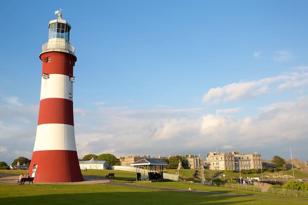 Smeatons Tower joka esittää yleiset rantanäkymät, rannikkokaupunki ja majakka