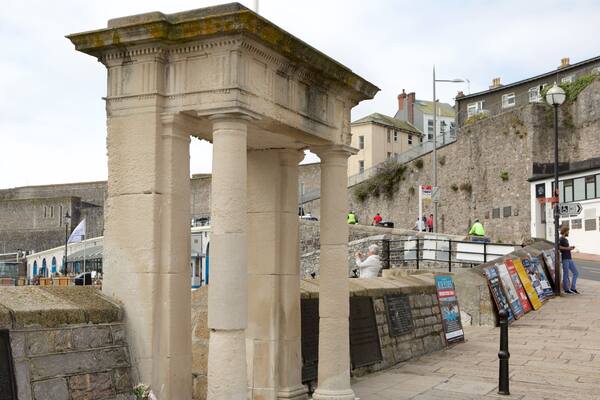Mayflower Steps featuring yleiset rantanäkymät