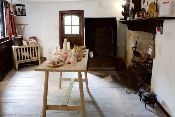 Elizabethan House featuring heritage elements and interior views