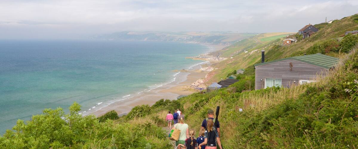 Whitsand Bay Beach que inclui uma praia e uma cidade litorânea assim como uma família