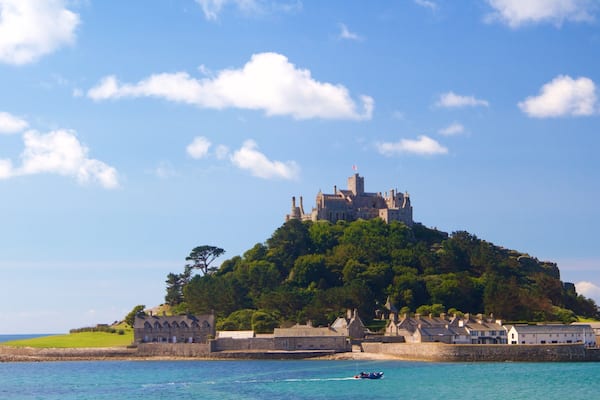 St. Michael\'s Mount welches beinhaltet allgemeine Küstenansicht, Inselansicht und Burg