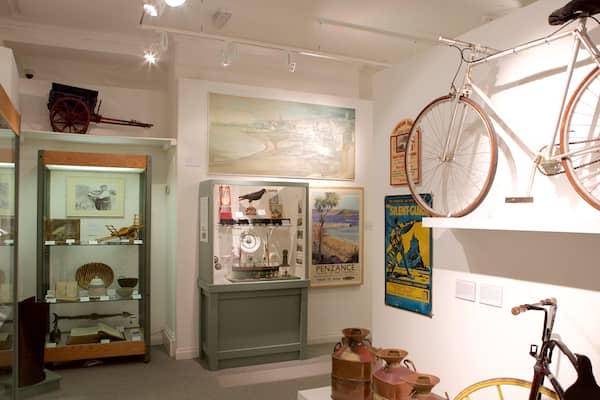 Penlee House Gallery and Museum welches beinhaltet Innenansichten