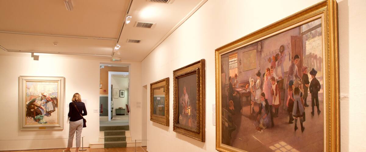 พิพิธภัณฑ์และหอศิลป์ Penlee House แสดง การตกแต่งภายใน และ ศิลปะ