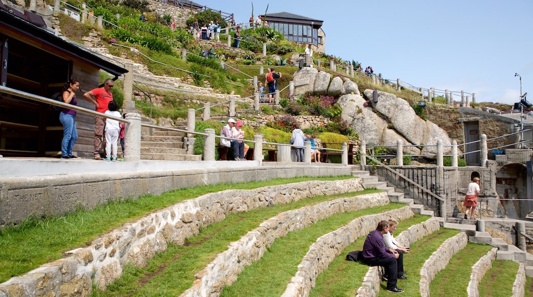 Minack Theatre que incluye escenas de teatro y elementos del patrimonio