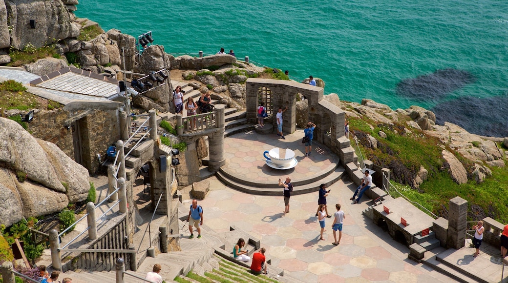 Minack Theatre mostrando vistas generales de la costa y vistas y también un gran grupo de personas