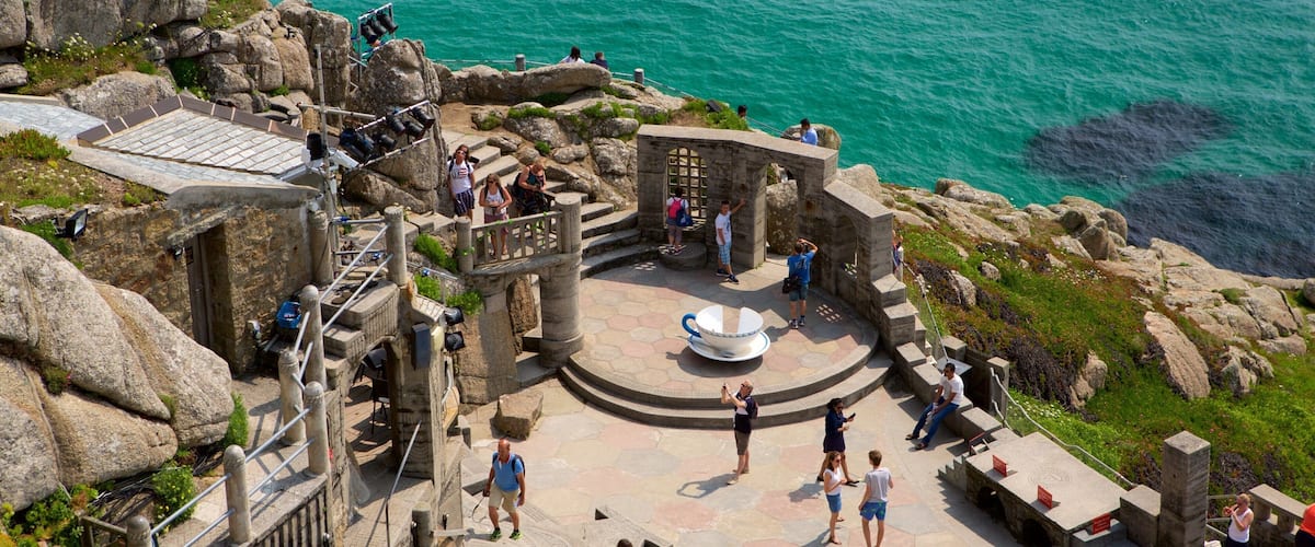 Minack Theatre ofreciendo vista general a la costa y vista y también un gran grupo de personas