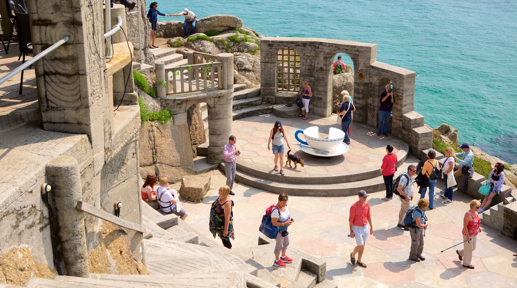 Minack Theatre ofreciendo elementos del patrimonio, vistas generales de la costa y escenas de teatro