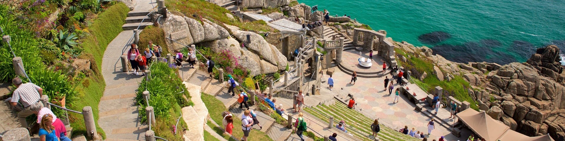 Minack Theatre welches beinhaltet KĂŒstenort, FelskĂŒste und allgemeine KĂŒstenansicht