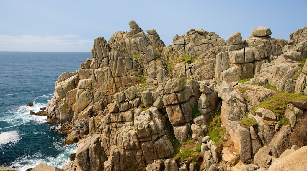 Logan\'s Rock ofreciendo vistas generales de la costa y costa escarpada