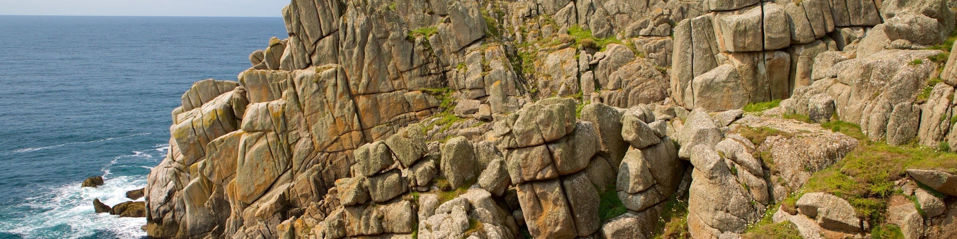 Logan\'s Rock caracterizando paisagens litorâneas e litoral acidentado