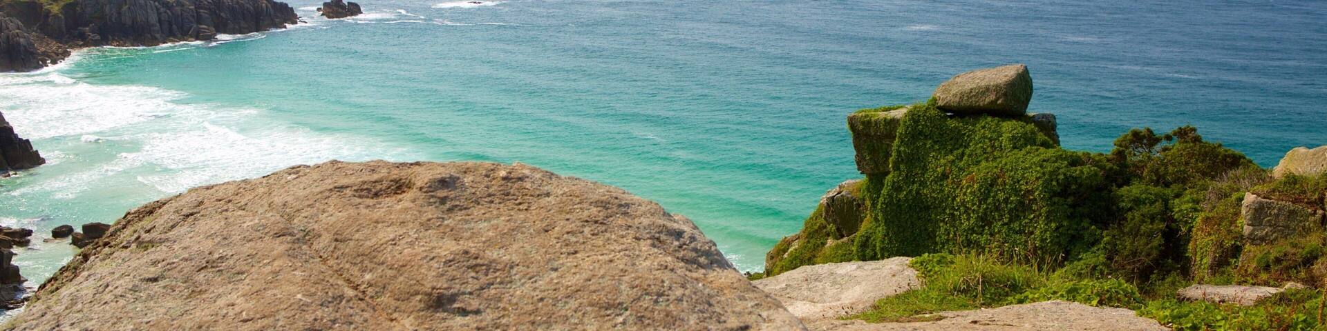 Logan Rock mettant en vedette plage de sable et panoramas