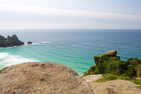 Logan Rock mettant en vedette plage de sable et panoramas