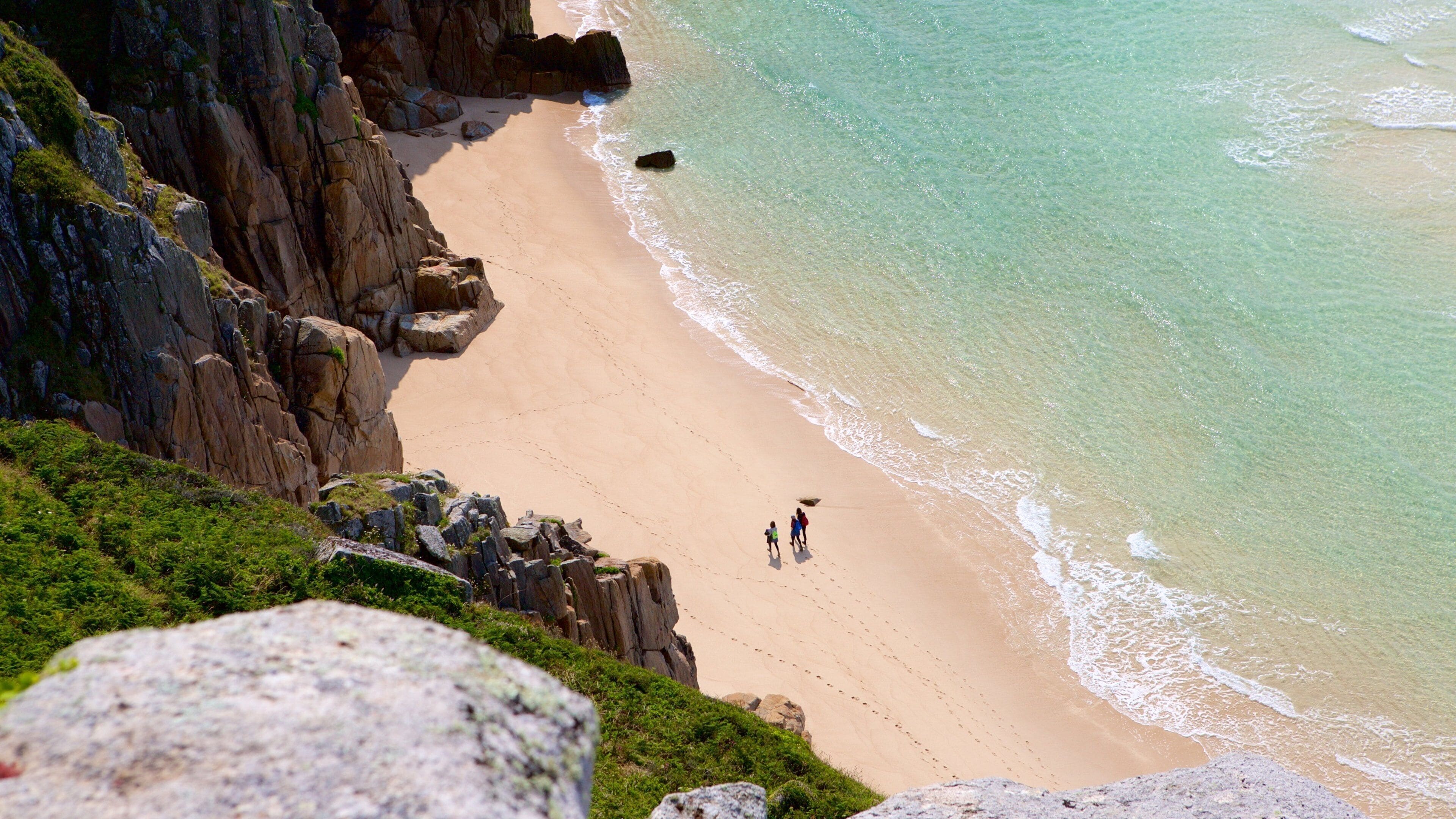 波思庫爾諾海灘 呈现出 沙灘 和 崎嶇的海岸線