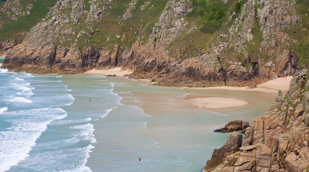Porthcurno Beach som viser stenete kystlinje og strand