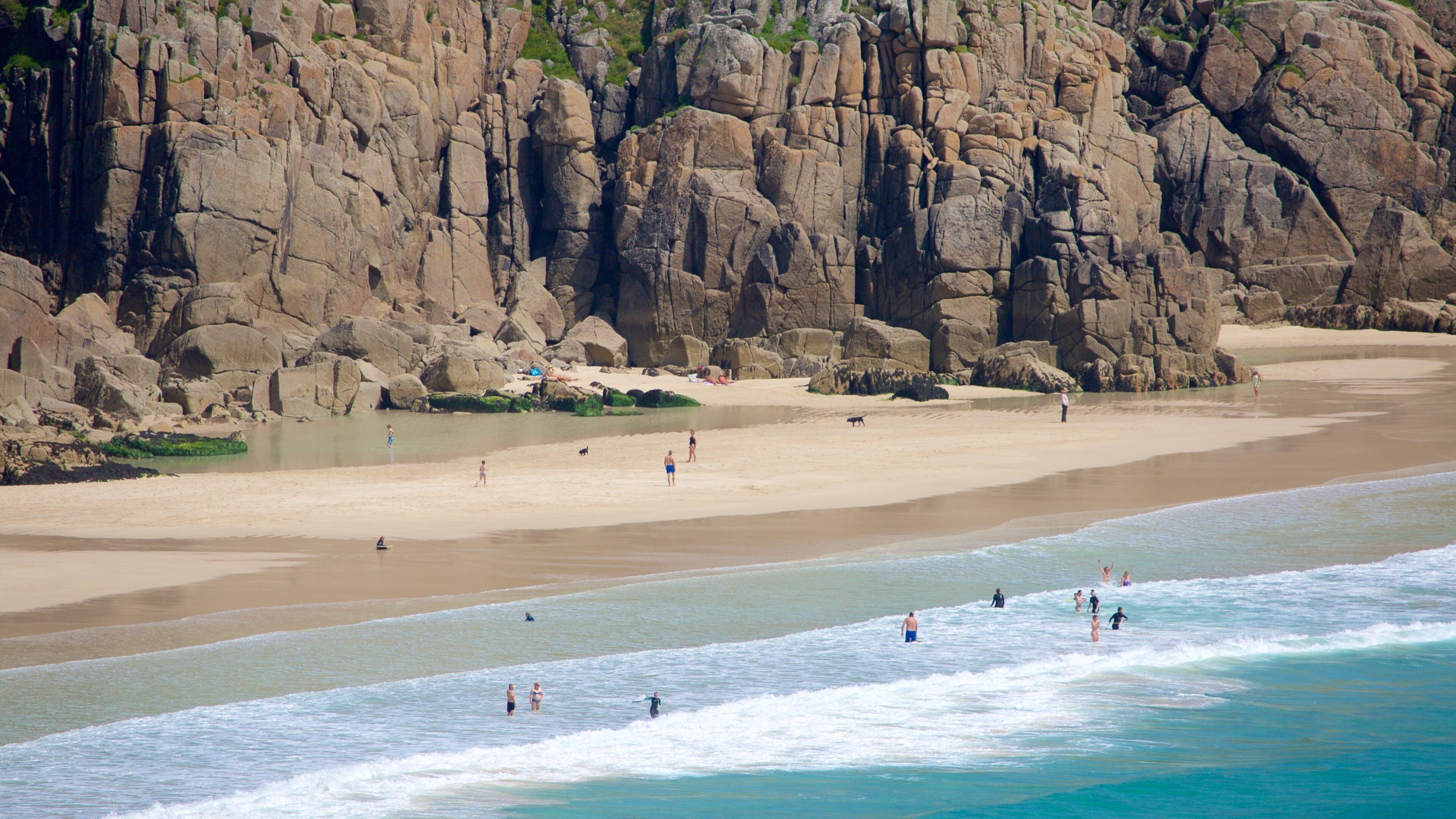 Porthcurno Beach mostrando costa escarpada y una playa
