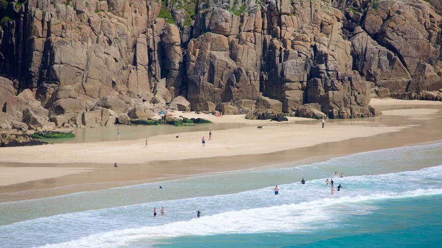 Porthcurno Beach mostrando costa escarpada y una playa