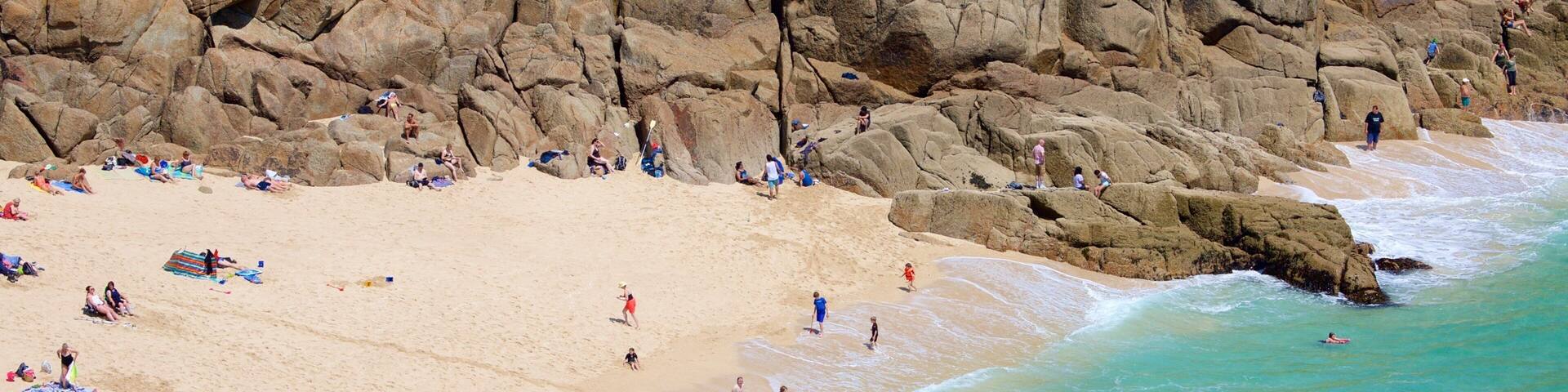 Porthcurno Beach mit einem Sandstrand, allgemeine KĂŒstenansicht und Schwimmen