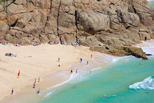 Porthcurno Beach mit einem Sandstrand, allgemeine KĂŒstenansicht und Schwimmen