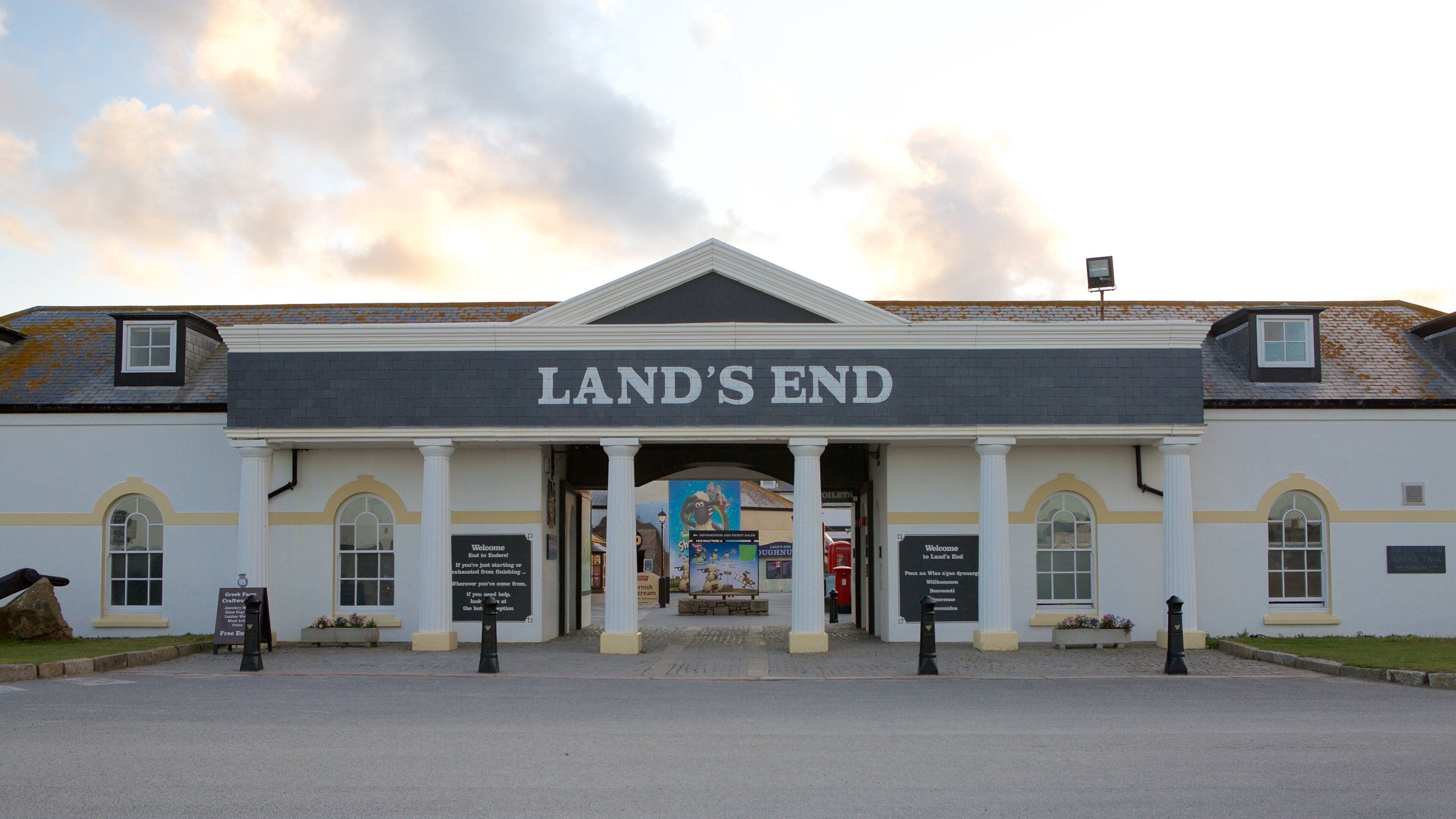 Land\'s End joka esittää kyltit