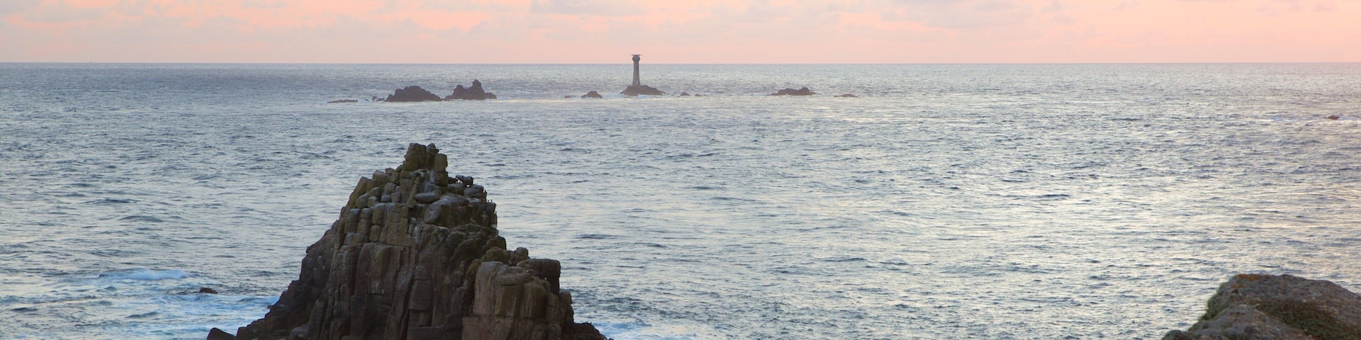 Land\'s End mostrando um pĂŽr do sol e litoral rochoso