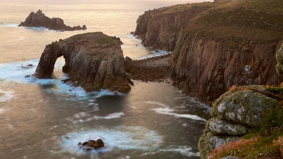 Land\'s End mostrando litoral accidentado, vistas de una costa y un atardecer