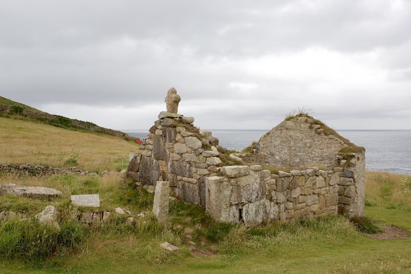 Cap Cornwall mettant en vedette ruine et vues littorales