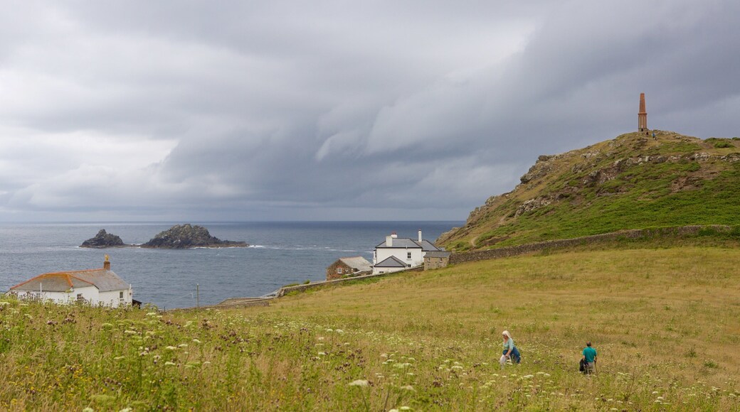 Cape Cornwall som viser rolig landskap, kyst og kystby