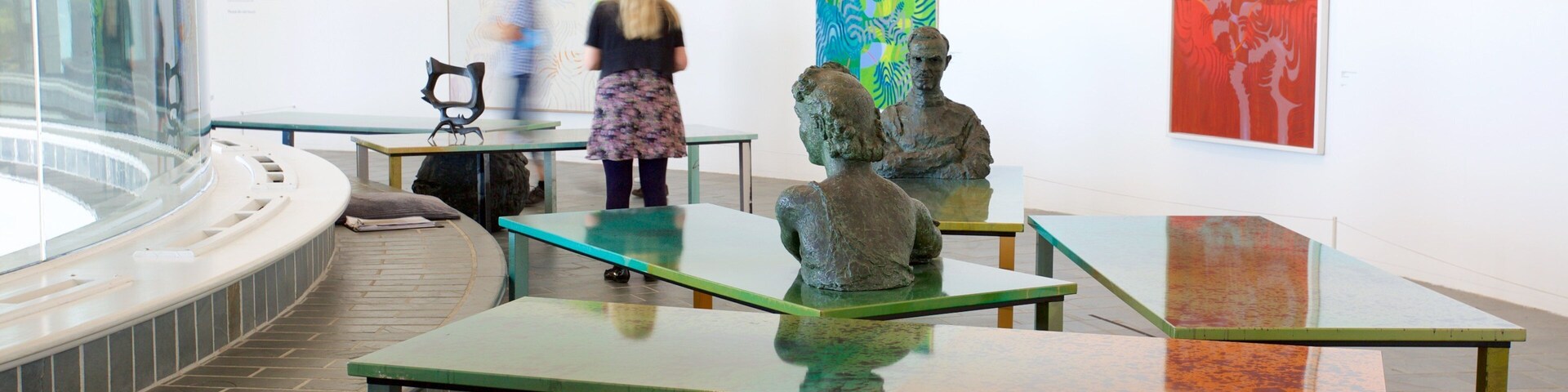 Tate St. Ives que incluye vista interna y arte y también una mujer