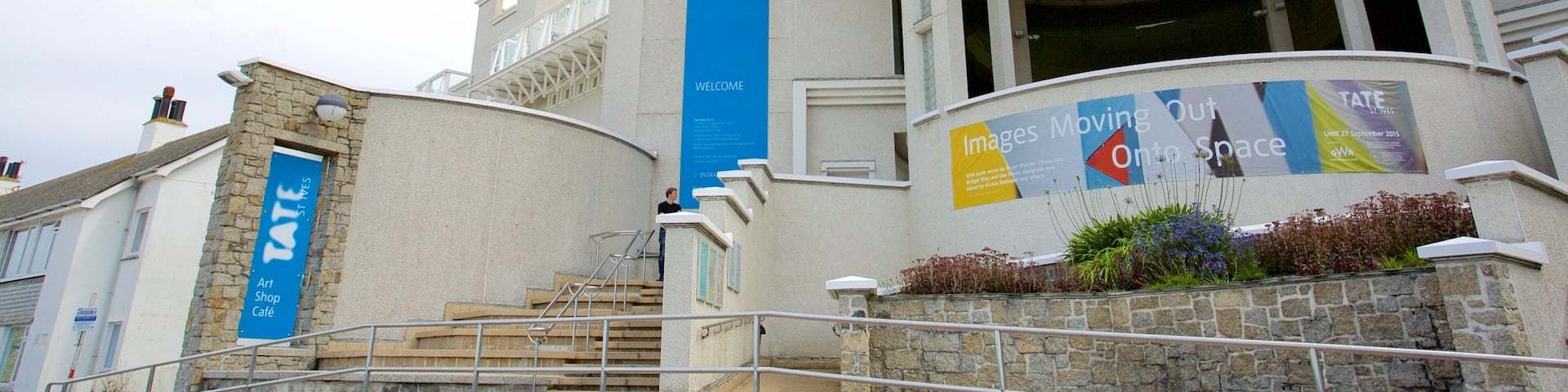 Tate St. Ives mit einem Beschilderung und historische Architektur
