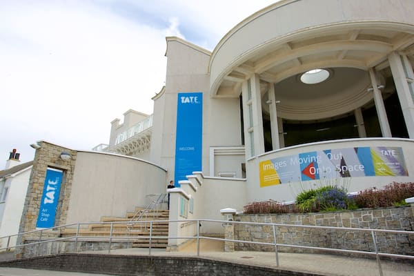Tate St. Ives che include segnaletica e architettura d\'epoca