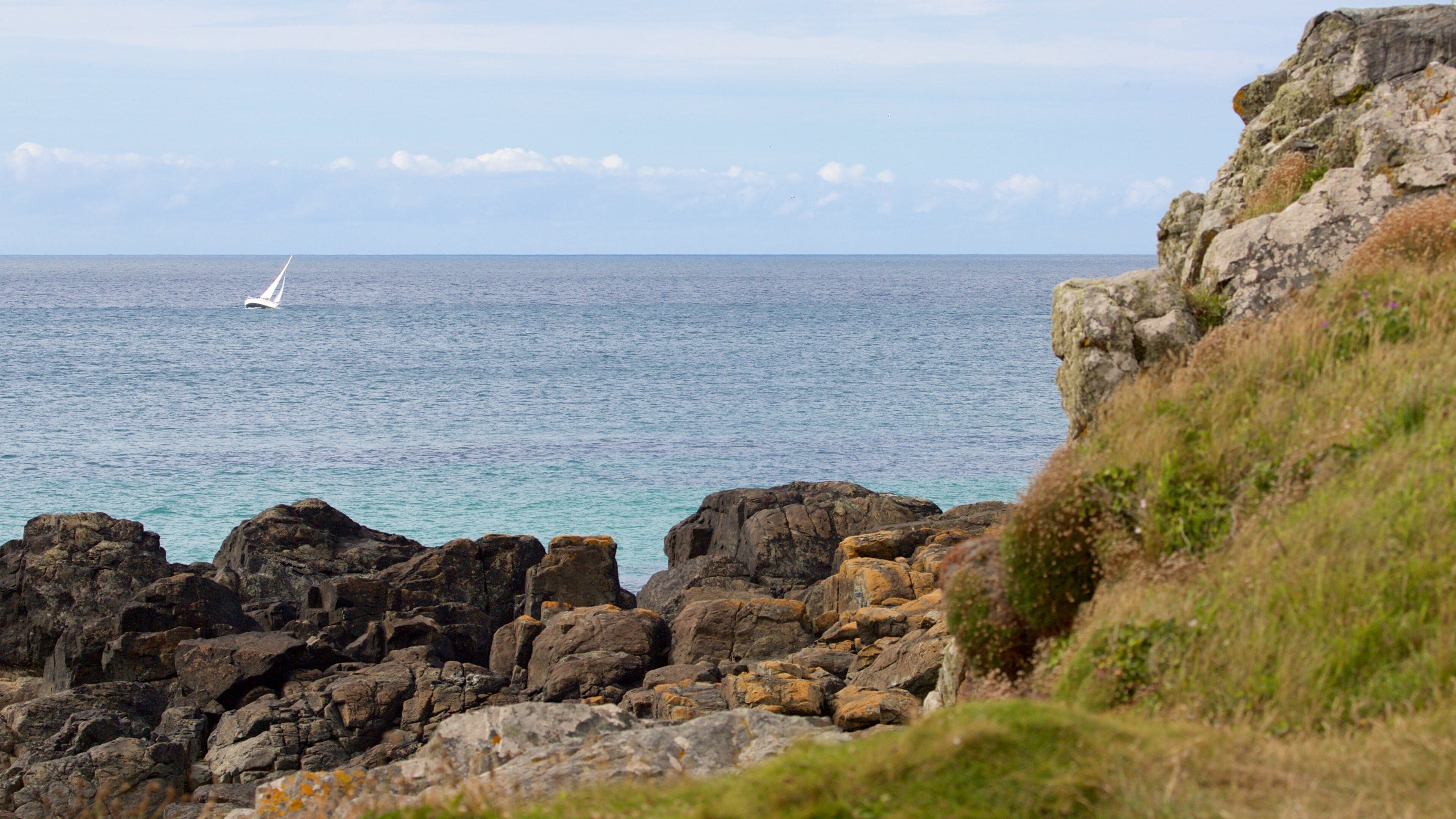 Porthmeor Beach som inkluderar segling och kustutsikter