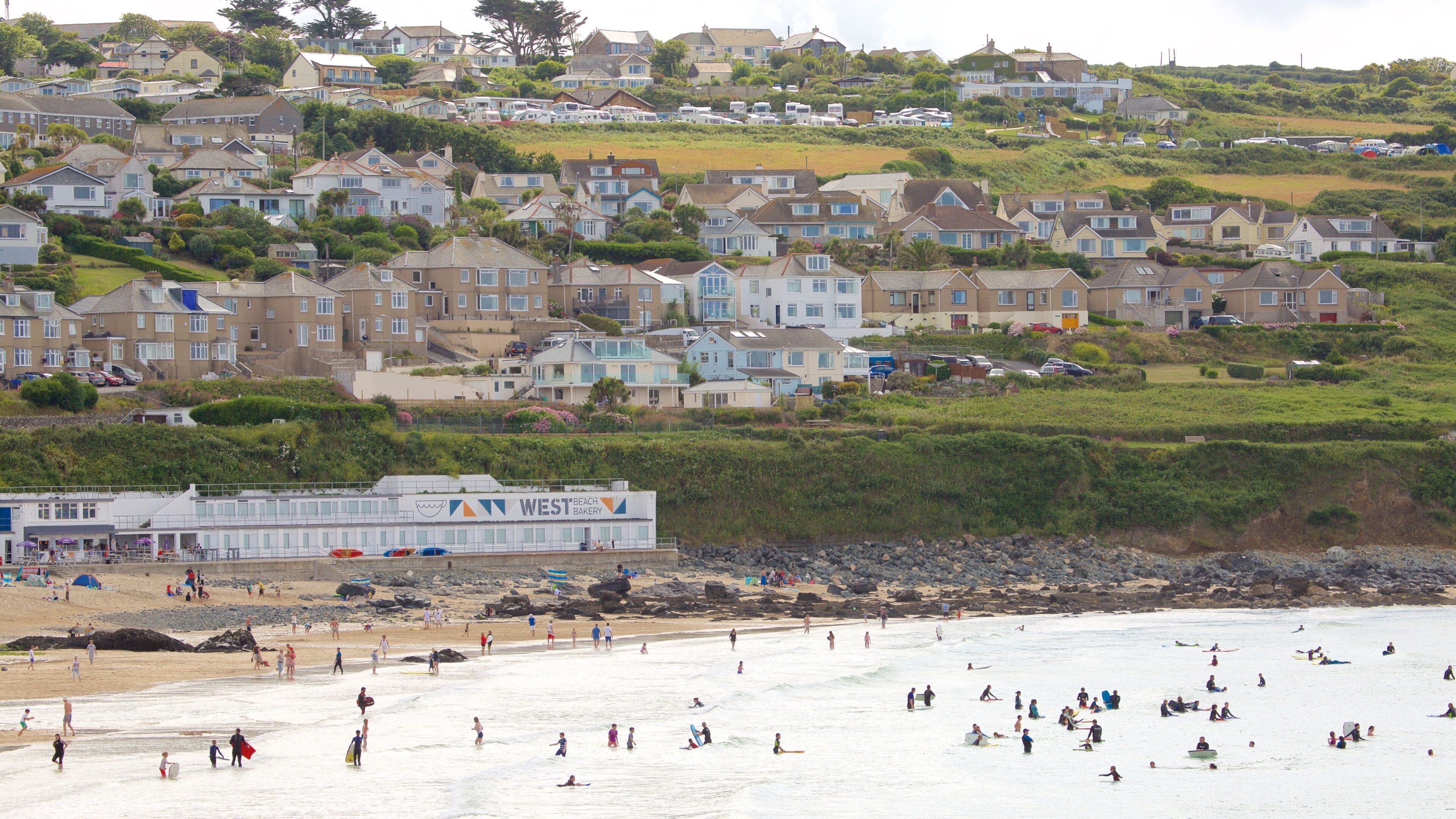 Porthmeor Beach som inkluderer kystby, svømming og strand