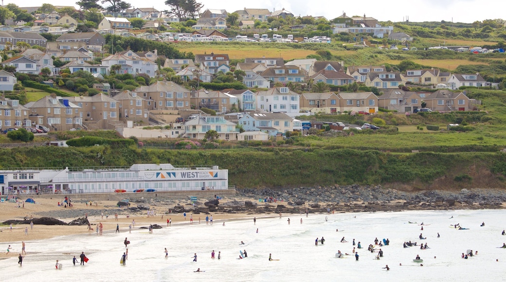Porthmeor Beach som inkluderer kystby, svømming og strand