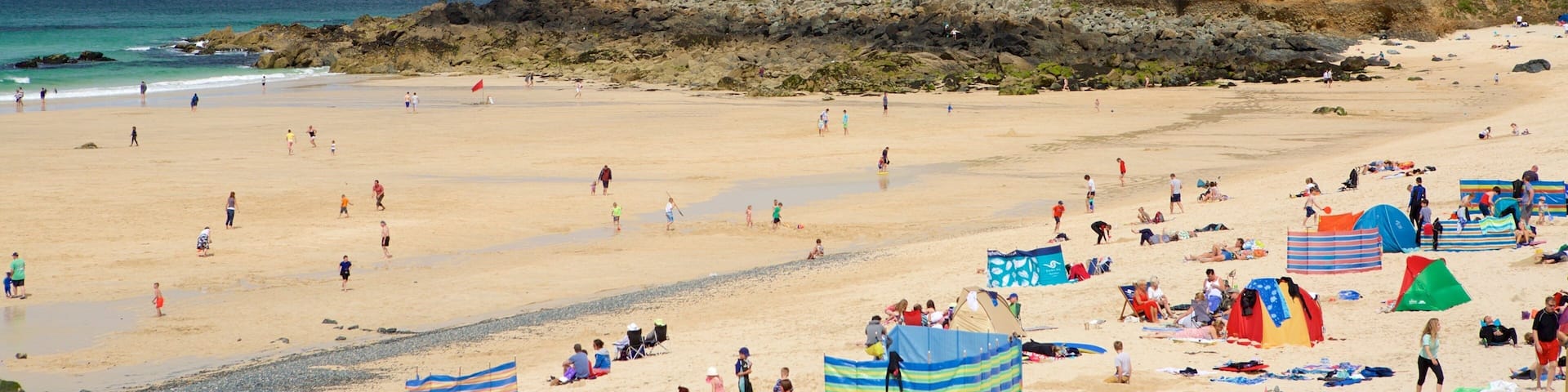 Porthmeor Beach das einen Strand und Küstenort sowie große Menschengruppe