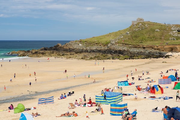 Porthmeor Beach che include spiaggia e località costiera cosi come un grande gruppo di persone