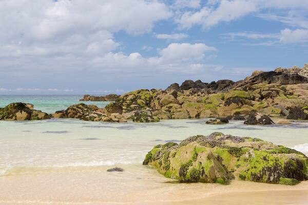 Porthmeor Beach som omfatter barsk kystlinje og en strand