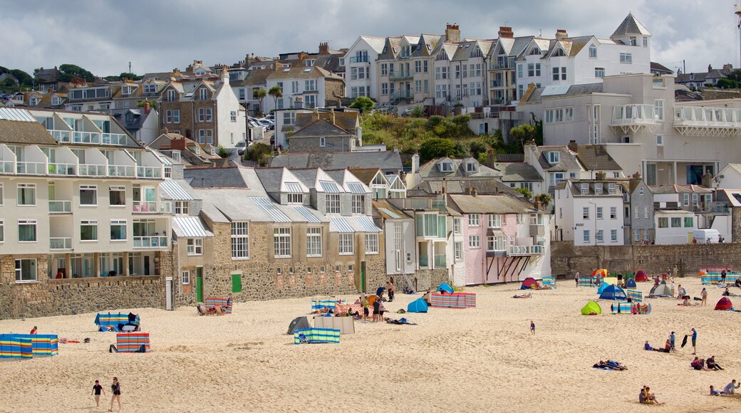 Porthmeor Beach som inkluderer kystby og strand i tillegg til en stor gruppe med mennesker