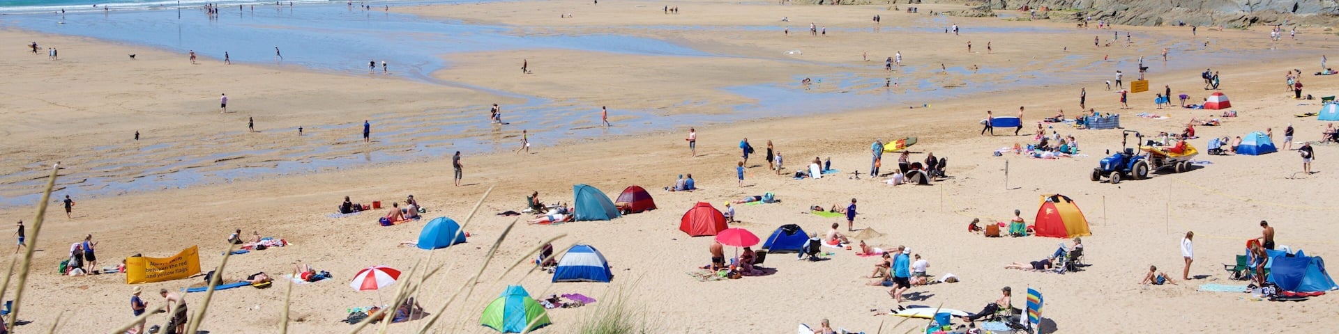 Fistral Beach showing a sandy beach as well as a large group of people