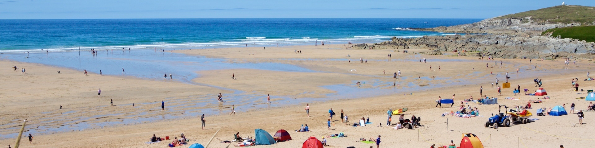 Fistral Beach showing a beach as well as a large group of people