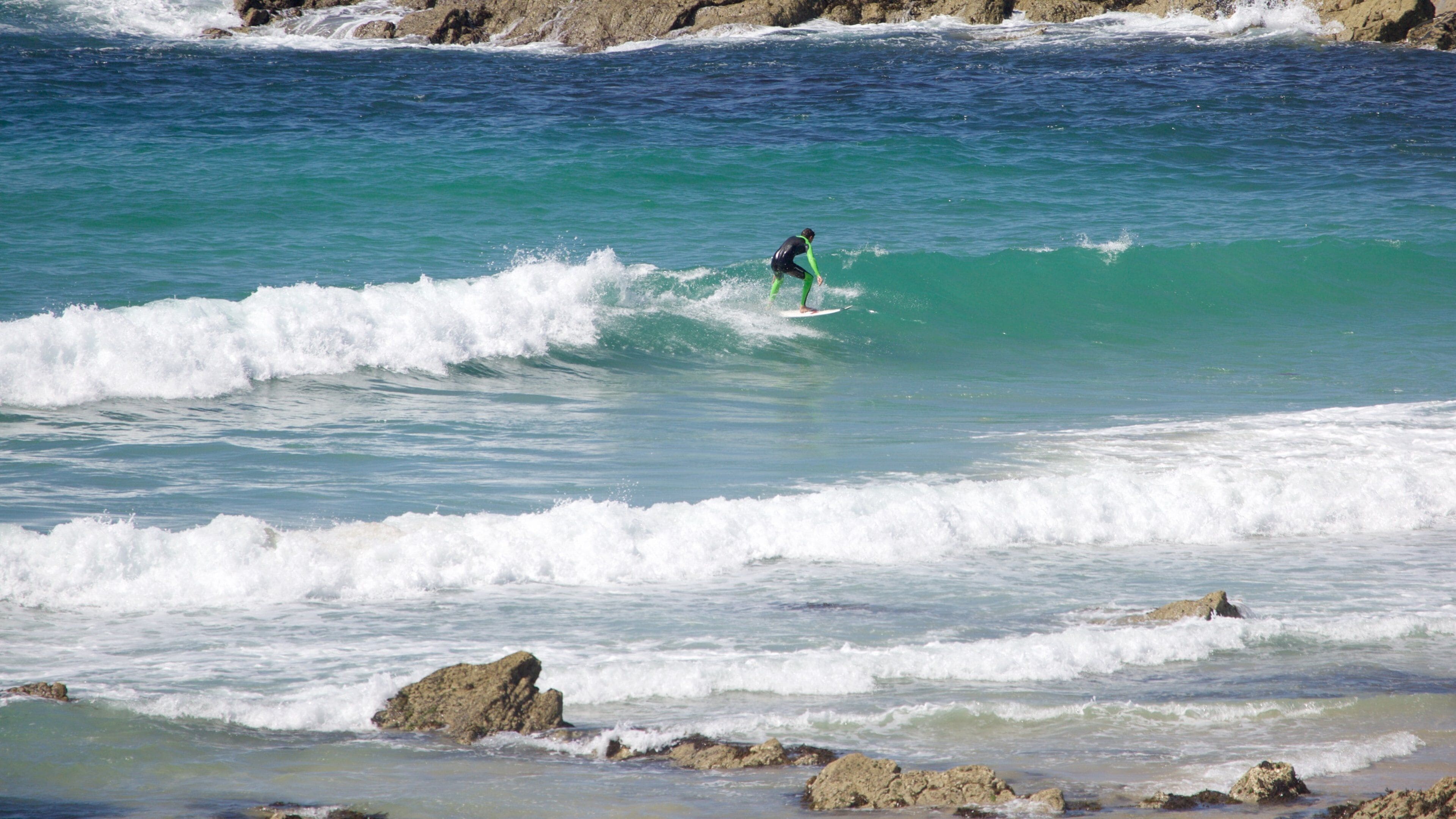 Fistral Beach which includes general coastal views, waves and surfing