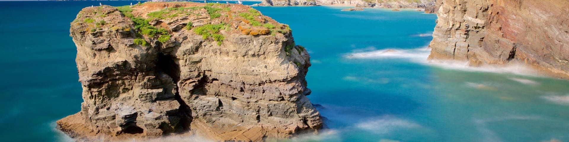 Porth Beach showing general coastal views and landscape views