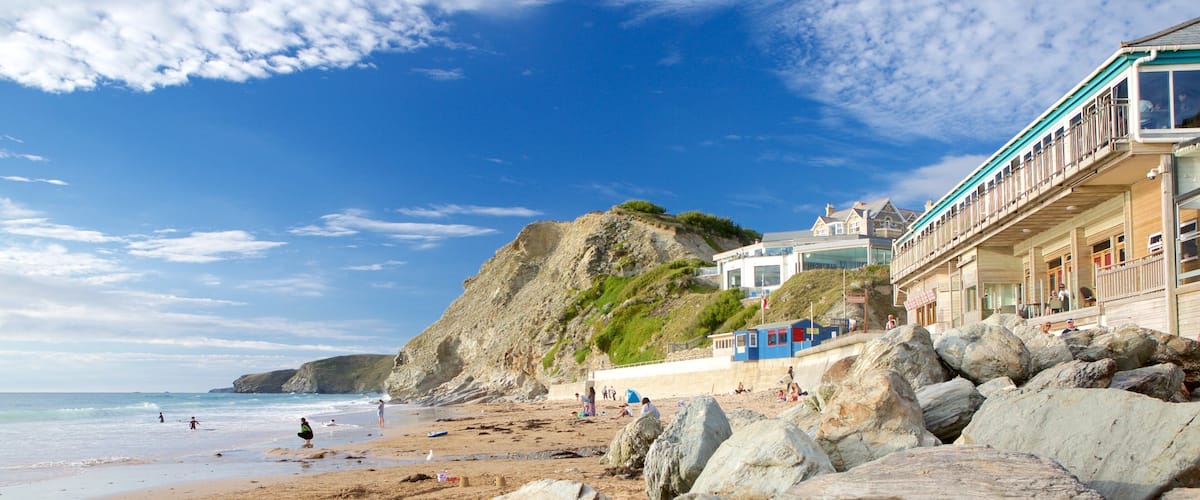 Watergate Bay som inkluderer sandstrand og kystby