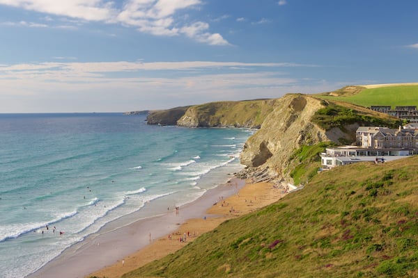 Baie de Watergate qui includes côte rocheuse, maison et plage de sable