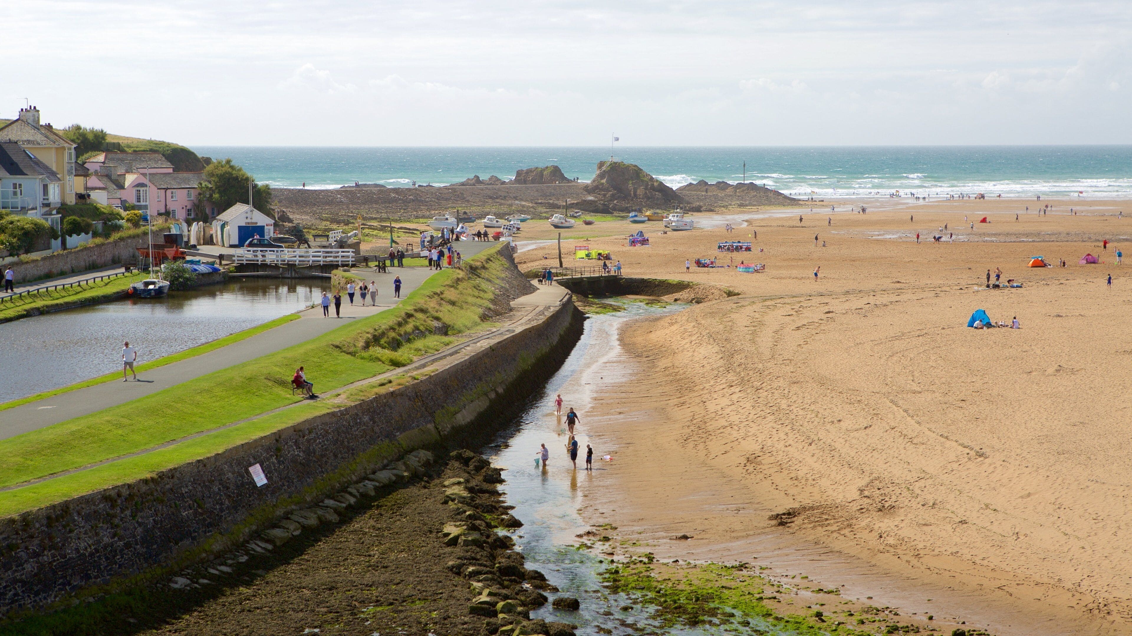 Bude Beach que inclui uma praia e uma cidade litorânea